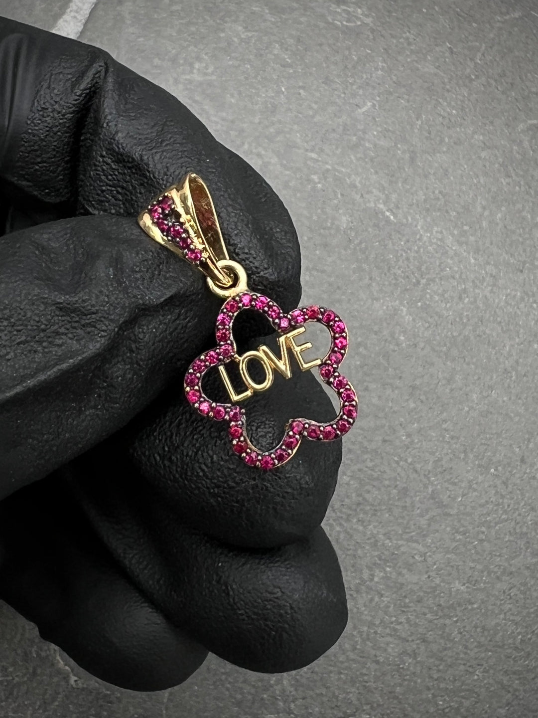 Dije de flor love con swarovski fucsia 1.45gr / Largo 2.5cm — Oro Amarillo