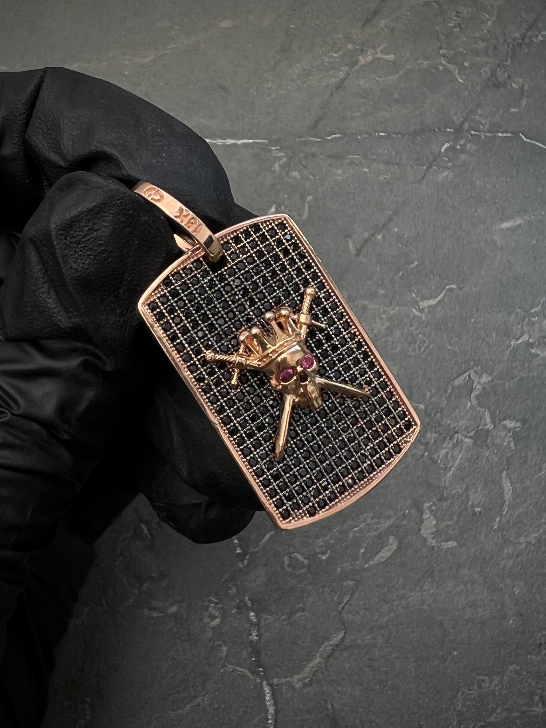 Dije De Placa Calavera Con Swarovski Negro y Fucsia 6.9gr / Largo 3.8cm / Oro Rosado Nac B