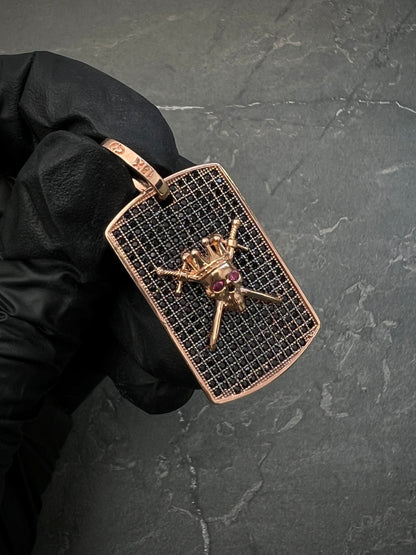 Dije De Placa Calavera Con Swarovski Negro y Fucsia 6.9gr / Largo 3.8cm / Oro Rosado Nac B