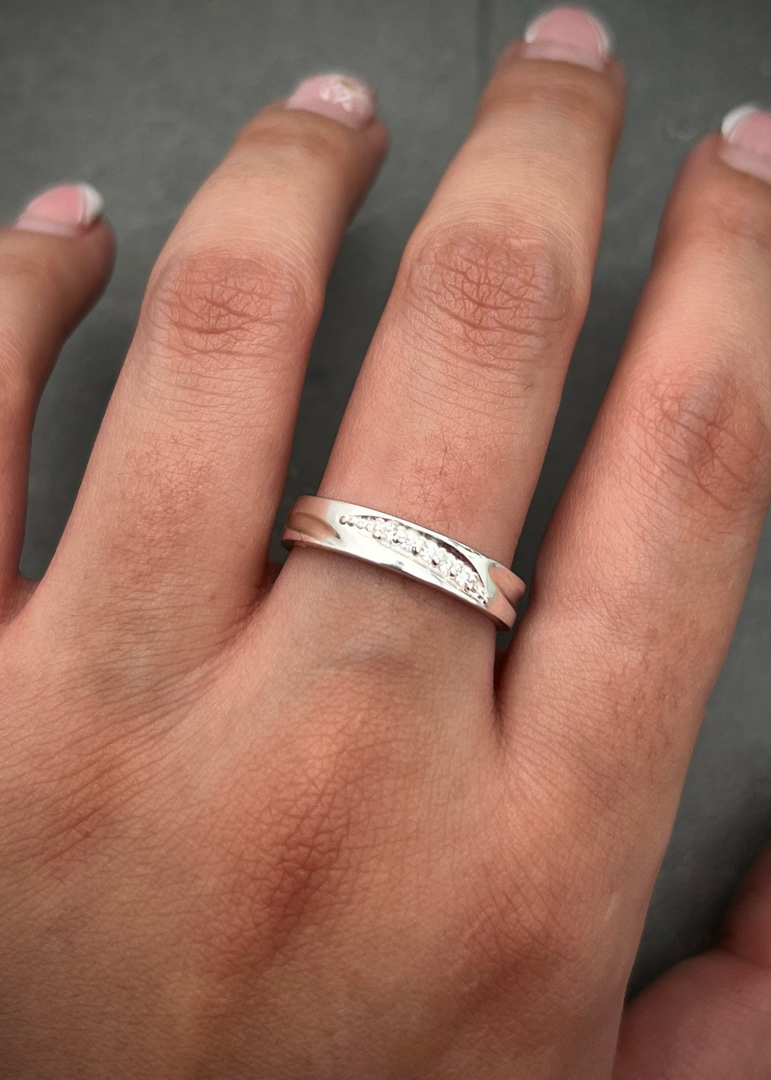 Argolla Con Swarovski Blanco 3.7gr / Talla 7 1/2 / — Plata
