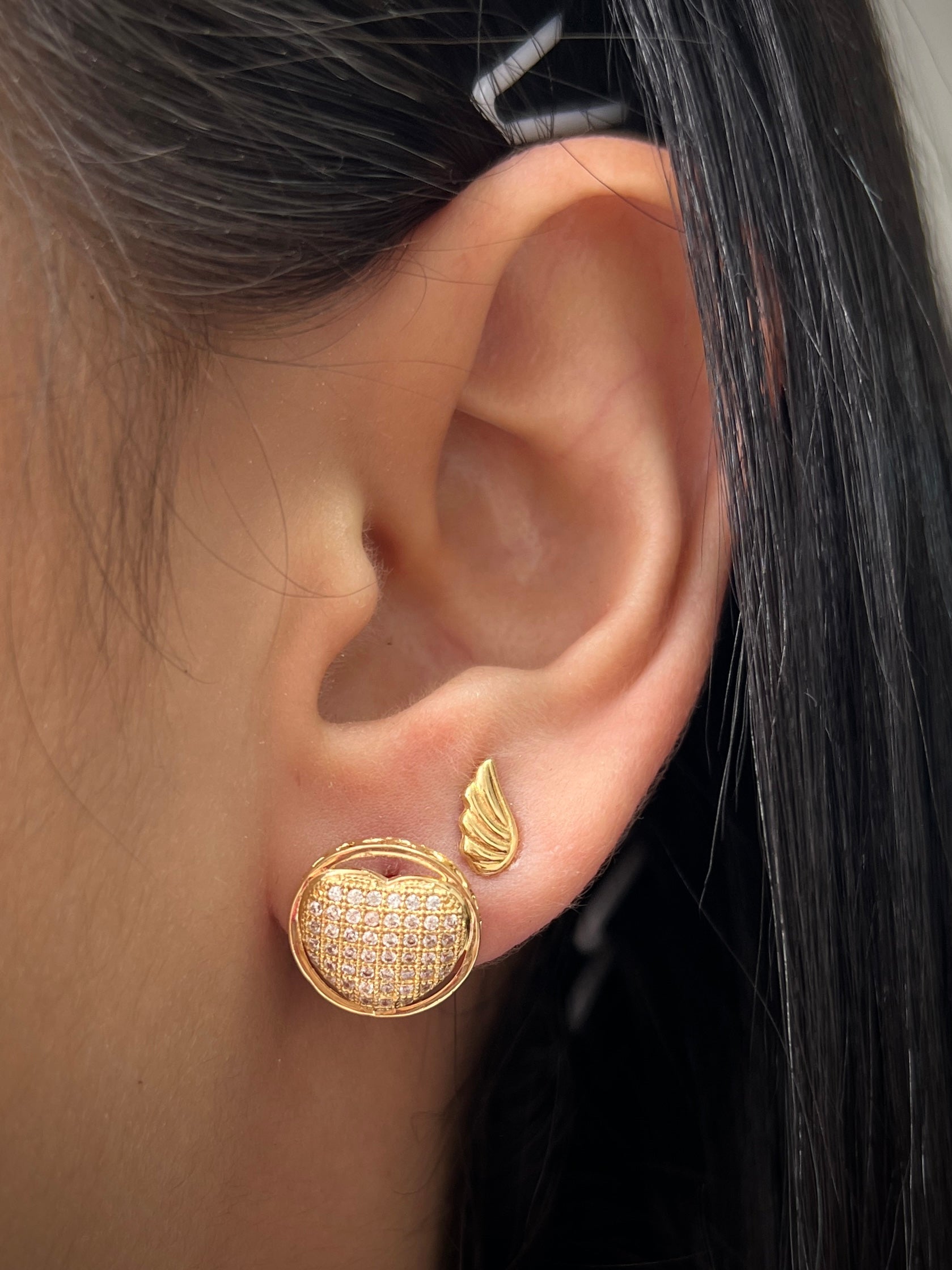 Aretes De Medalla Con Corazones Y Swarovski 3.6gr / Largo 1.2cm / Oro Amarillo Nac B