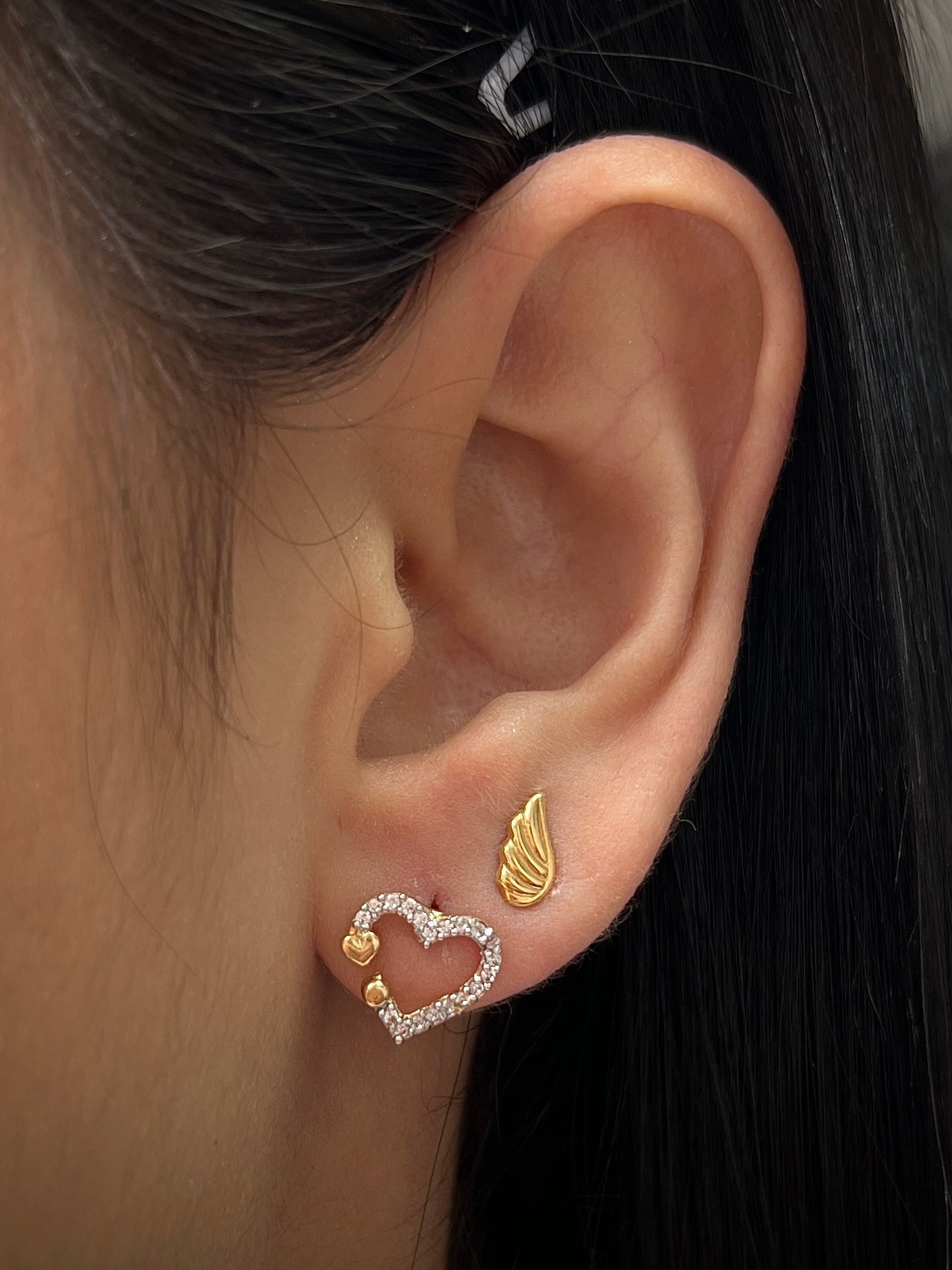 Aretes Silueta De Corazon Con Swarovski Blanco 1.8gr / Largo 1.0cm / Oro Amarillo Nac B