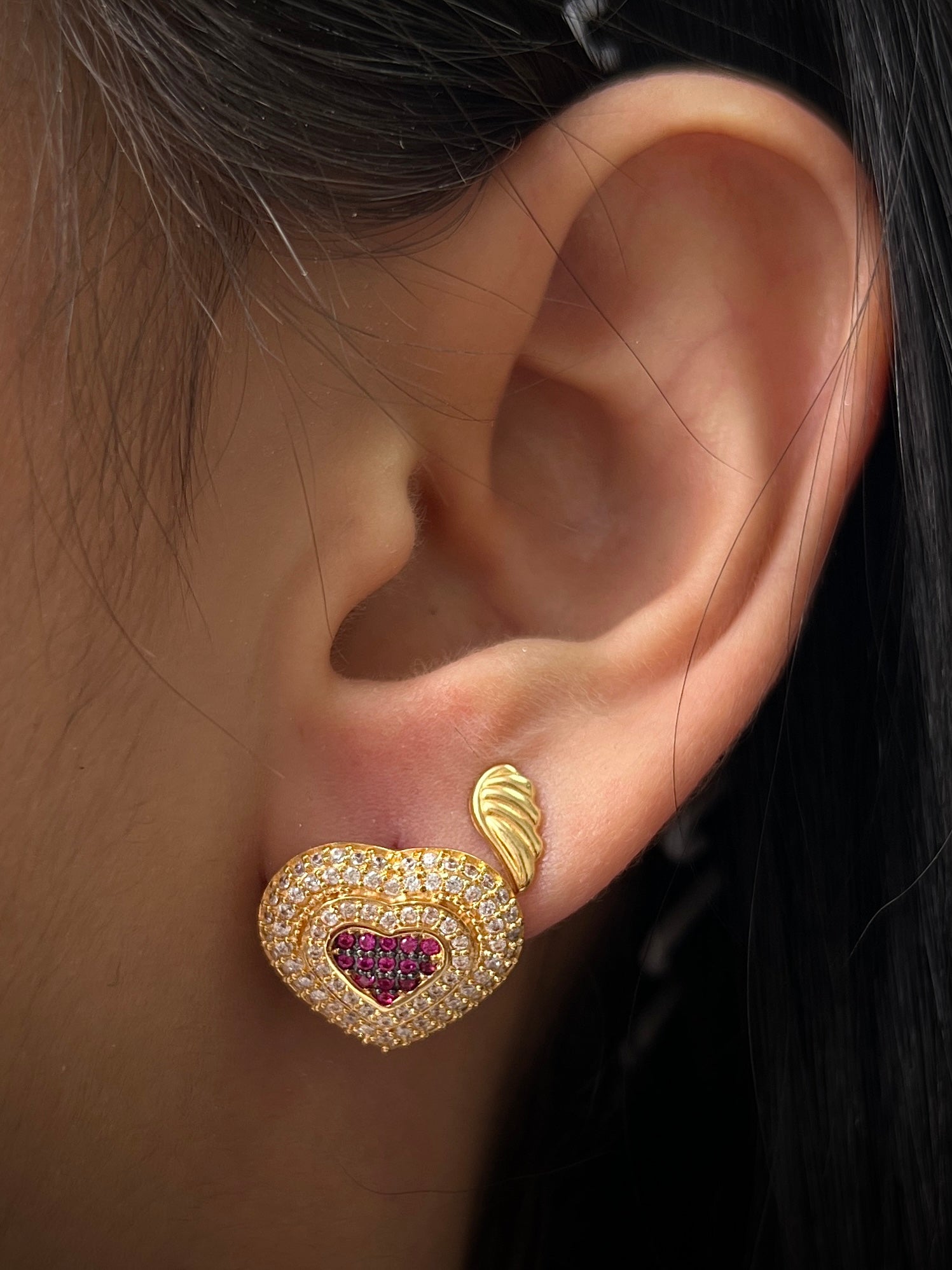Aretes En Figura De Corazon Con Swarovski 4.3gr / Largo 1.3cm / Oro Amarillo Nac B