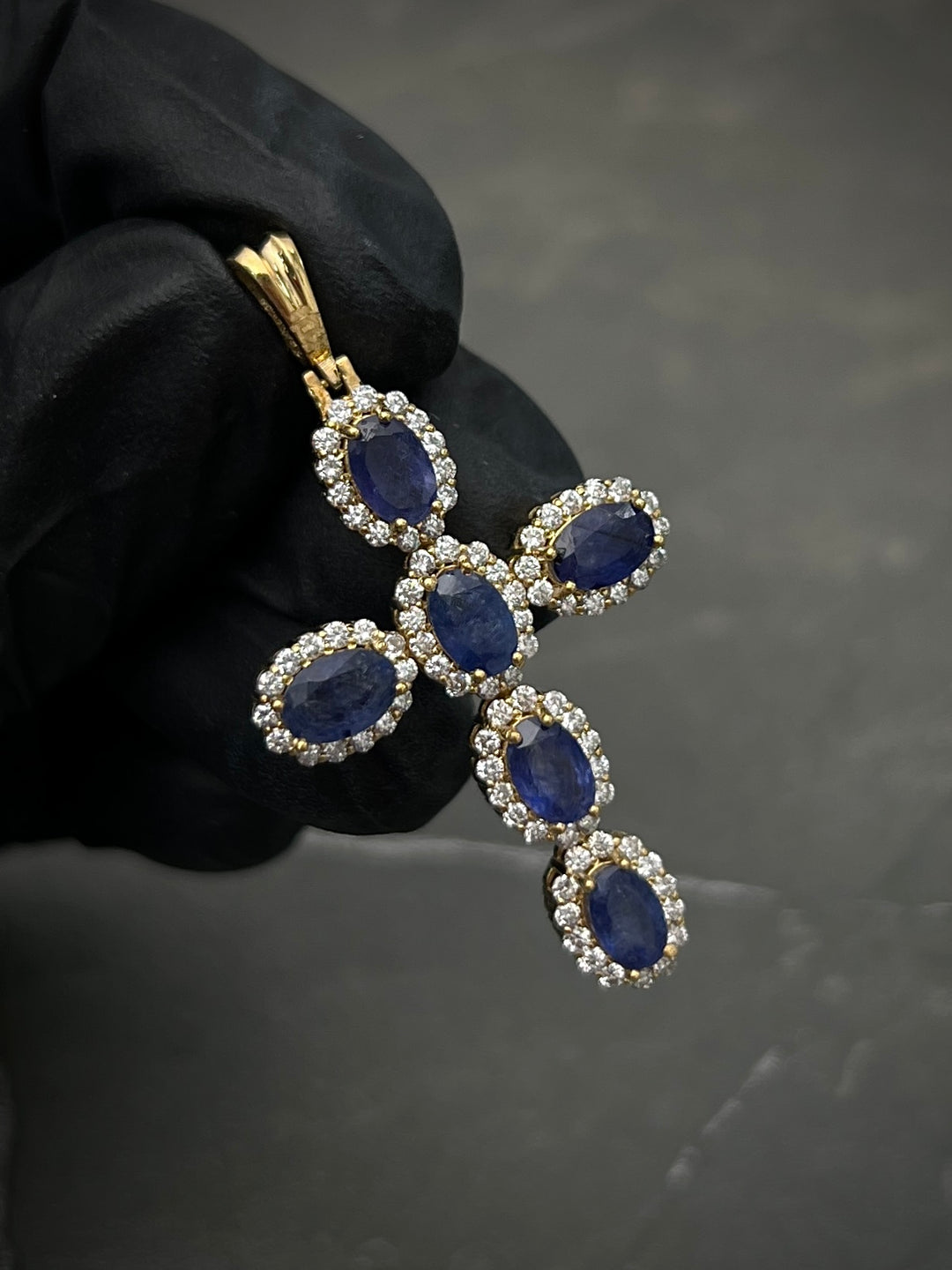 Dije De Cruz Con 402Pts de Zafiros Y 89pts Diamanttes Blancos 6.6gr / Largo 4.3cm — Oro Amarillo