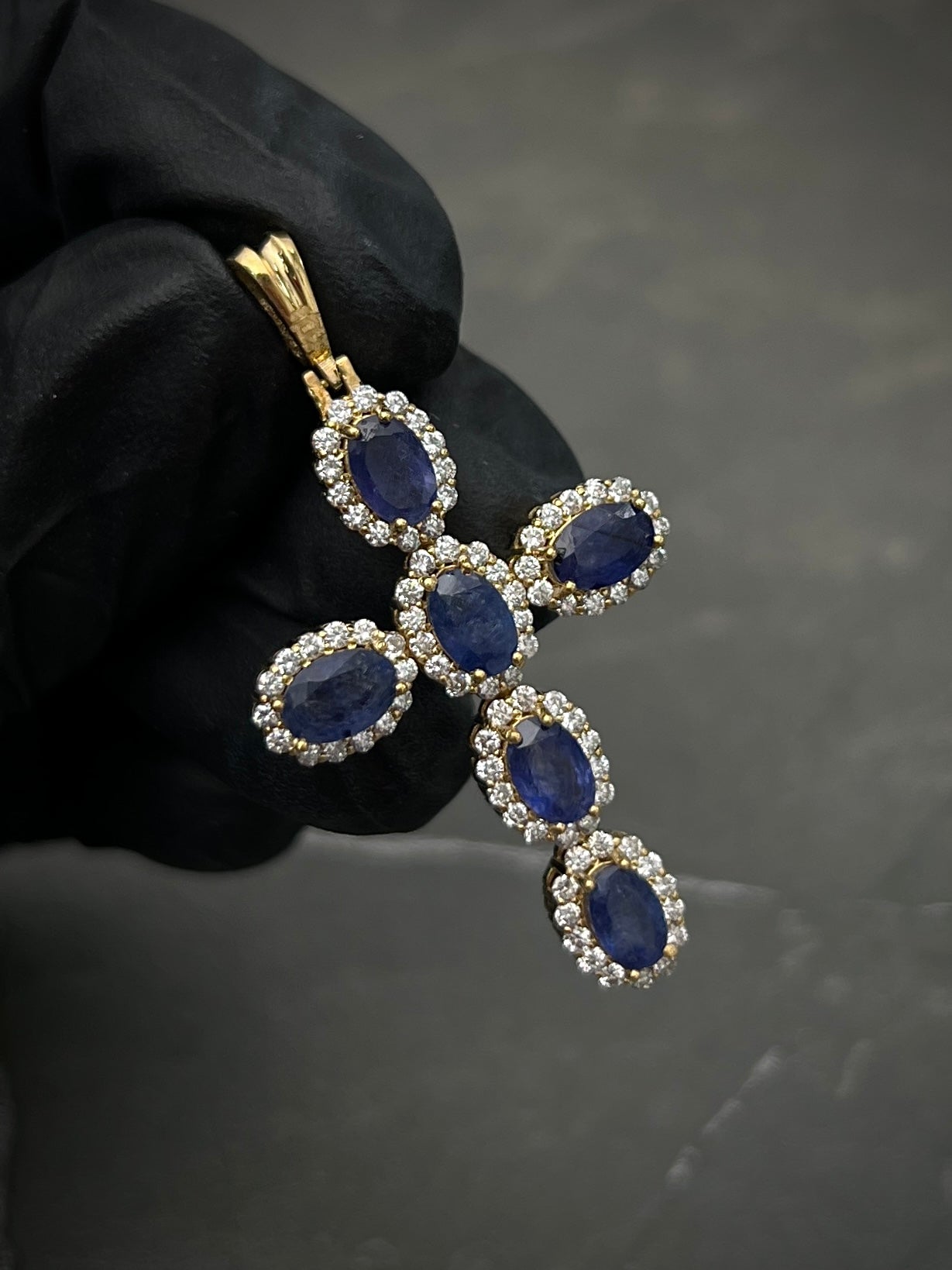 Dije De Cruz Con 402Pts de Zafiros Y 89pts Diamanttes Blancos 6.6gr / Largo 4.3cm / Oro Amarillo (Joya) M