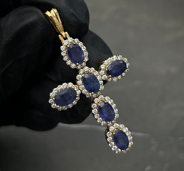 Dije De Cruz Con 402Pts de Zafiros Y 89pts Diamanttes Blancos 6.6gr / Largo 4.3cm / Oro Amarillo (Joya) M