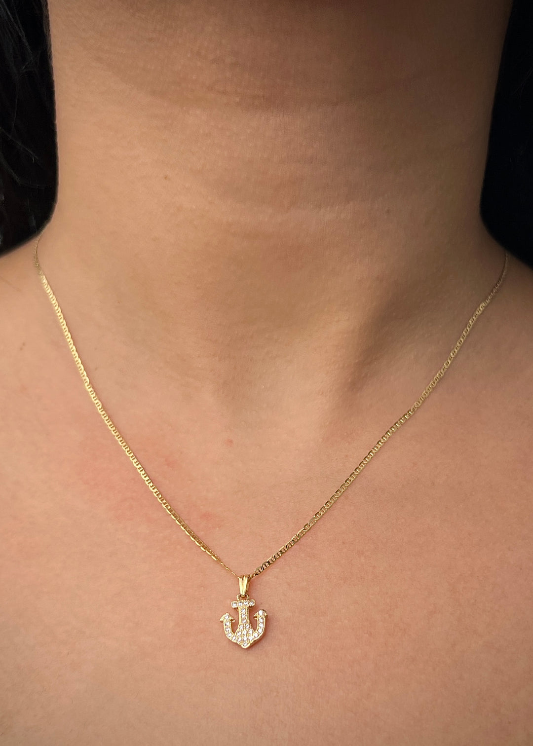 Dije ancla con swarovski blanco 0.85gr / Largo 1.5cm — Oro Amarillo