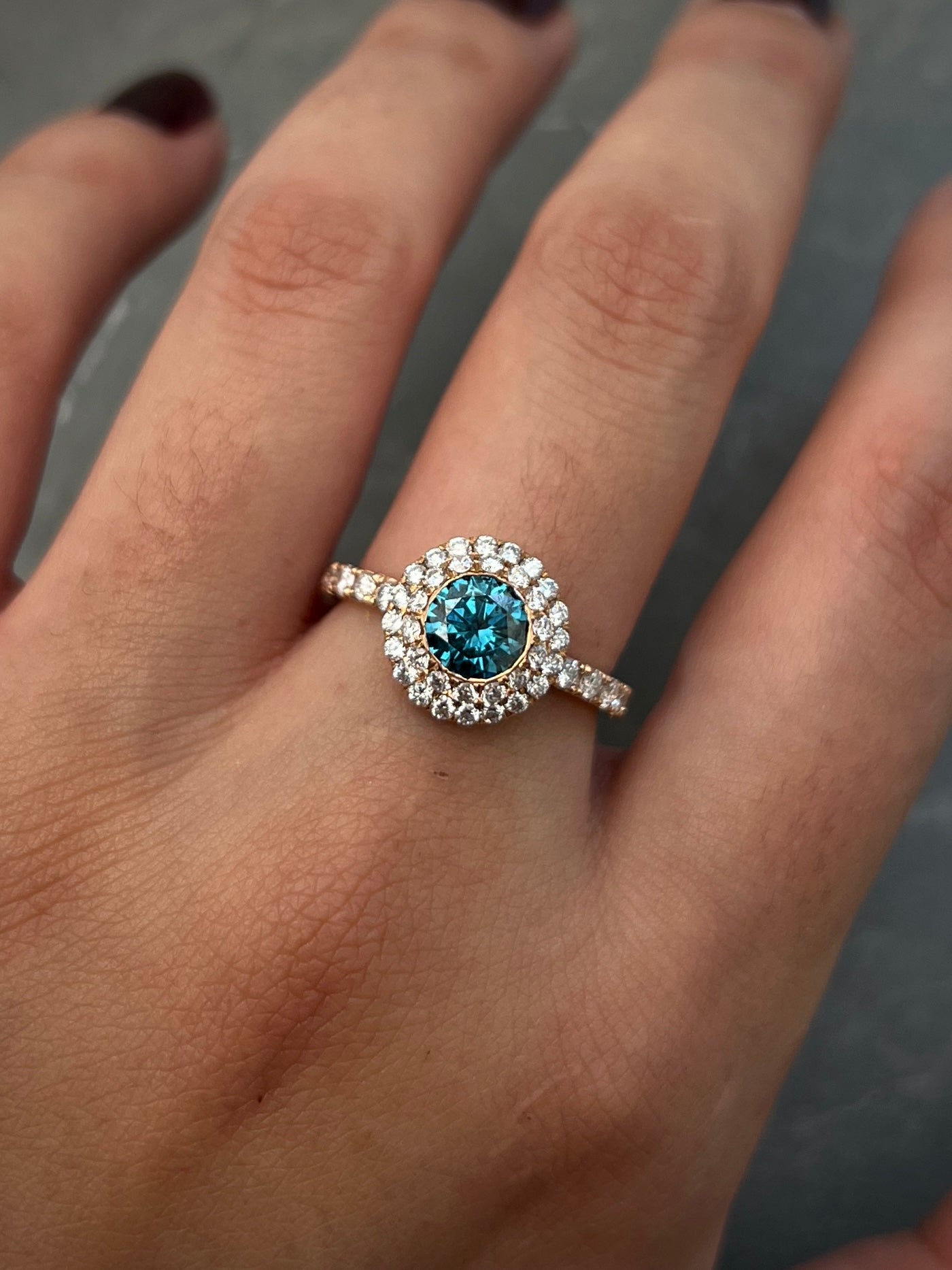 Solitario con 90pts de diamante azul y 118pts de diamante blancos 4.1gr / Talla 6 / Oro Rosado (Joya) M