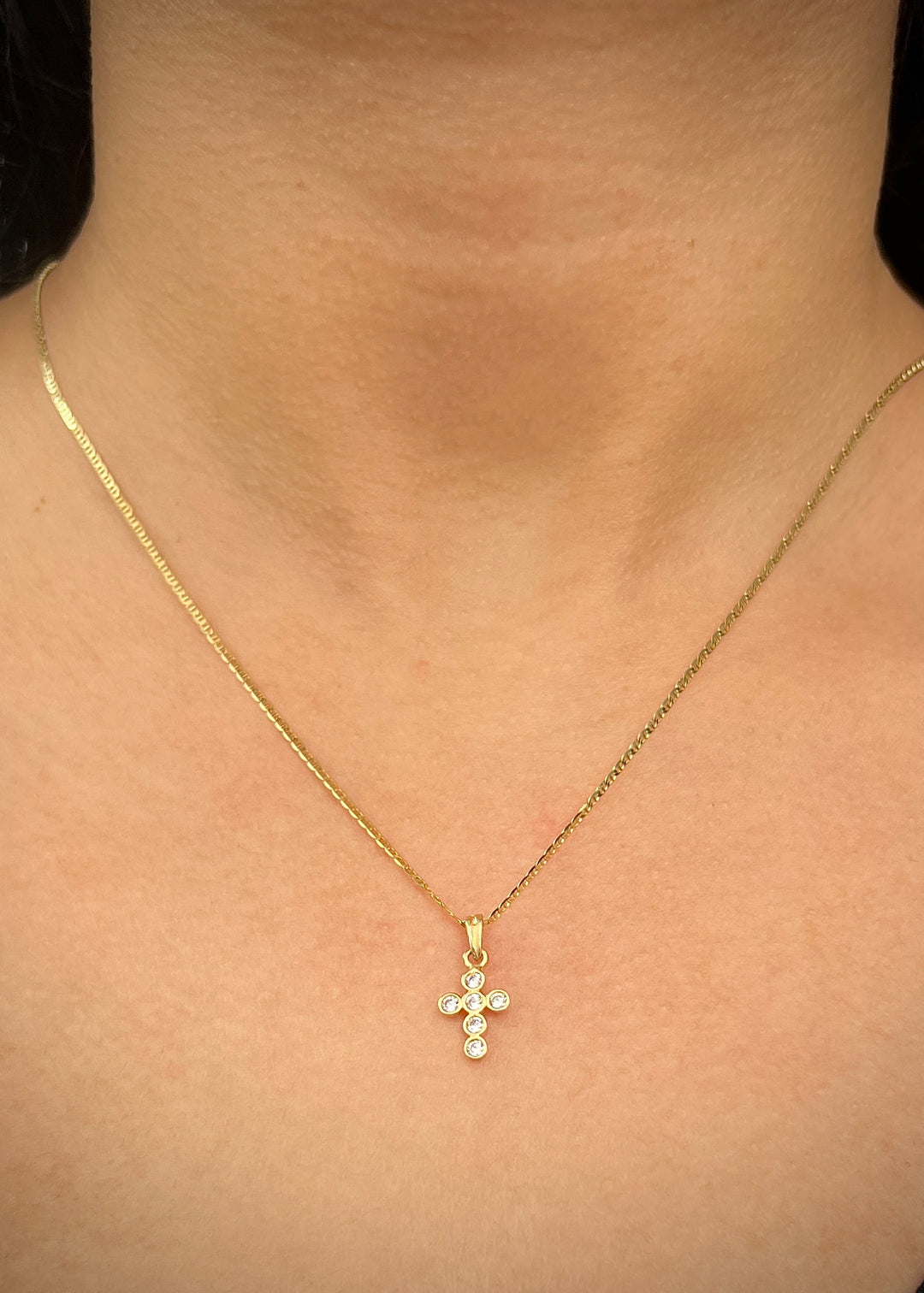 Dije cruz con swarovski blanco 0.75gr / Largo 1.7cm — Oro Amarillo
