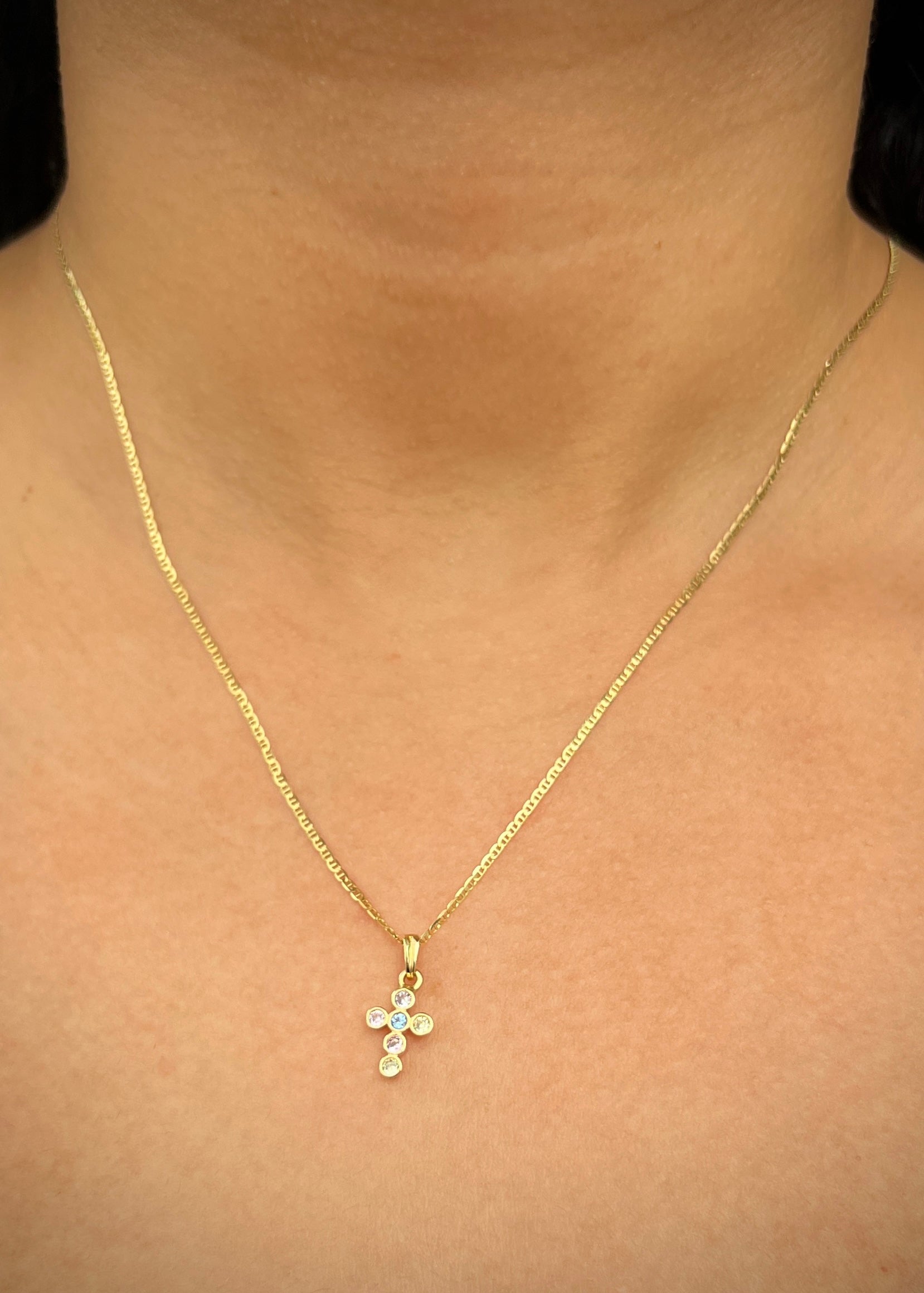 Dije cruz con swarovski azul y rosado 0.75gr / Largo 1.7cm / Oro Amarillo Nac B