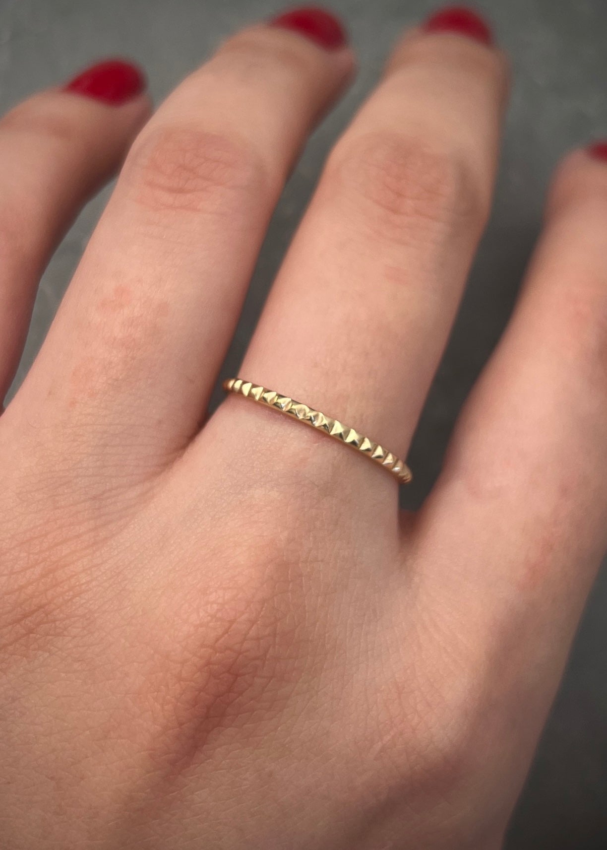 Anillo piramide 0.8gr / Talla 5 3/4 / Oro Amarillo Nac B