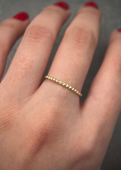 Anillo piramide 0.8gr / Talla 5 3/4 / Oro Amarillo Nac B