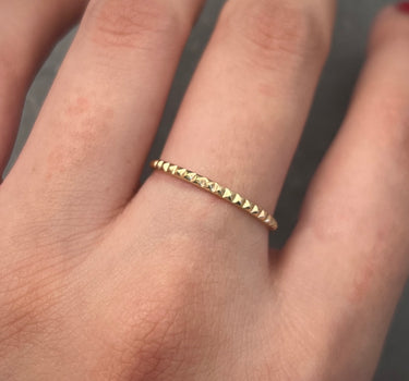 Anillo piramide 1.05gr / Talla 6 3/4 / Oro Amarillo Nac B