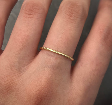 Anillo entorchado 0.9gr / Talla 7 / Oro Amarillo Nac B
