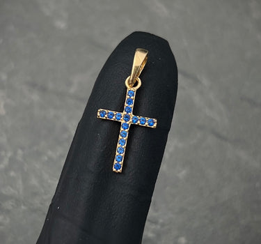 Dije cruz con swarovski azul 0.6gr / Largo 2.1cm / Oro Amarillo Nac B