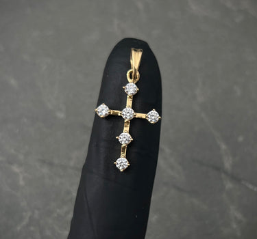 Dije cruz con swarovski blanco 1.55gr / Largo 3cm / Oro Amarillo Nac B
