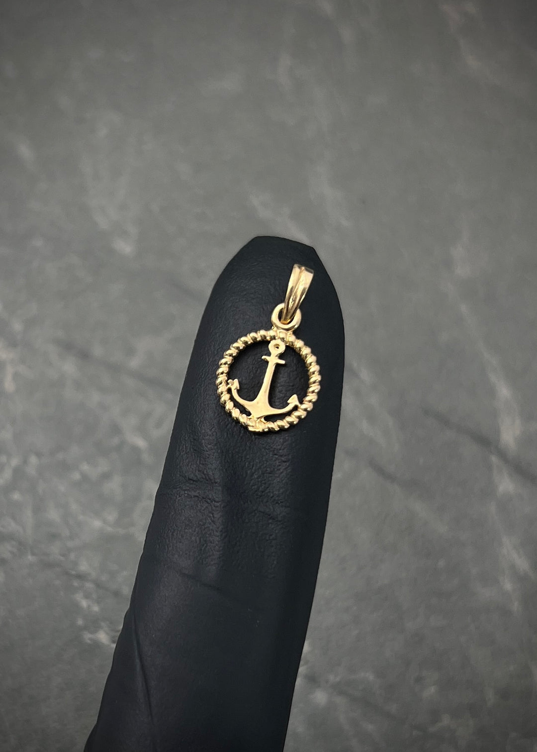 Dije ancla 0.6gr / Largo 1.6cm — Oro Amarillo