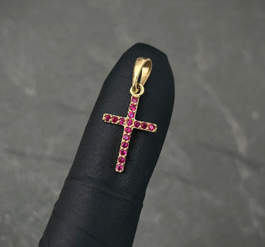 Dije cruz con swarovski fucsia 0.6gr / Largo 2.1cm / Oro Amarillo Nac B