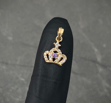 Dije corona con swarovski morado y blanco 0.75gr / Largo 1.5cm / Oro Amarillo Nac B