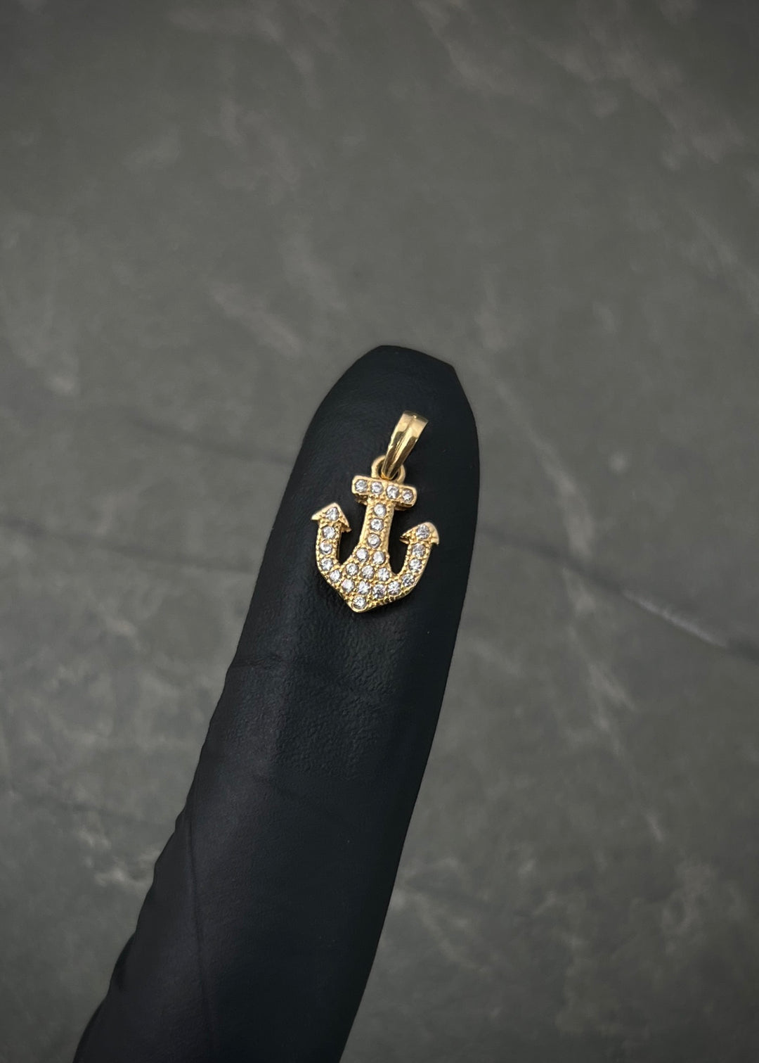 Dije ancla con swarovski blanco 0.85gr / Largo 1.5cm — Oro Amarillo