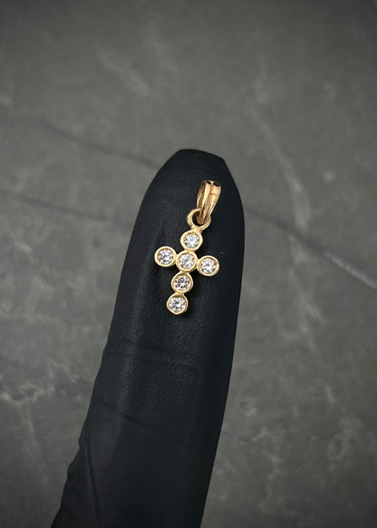 Dije cruz con swarovski blanco 0.75gr / Largo 1.7cm / Oro Amarillo Nac B