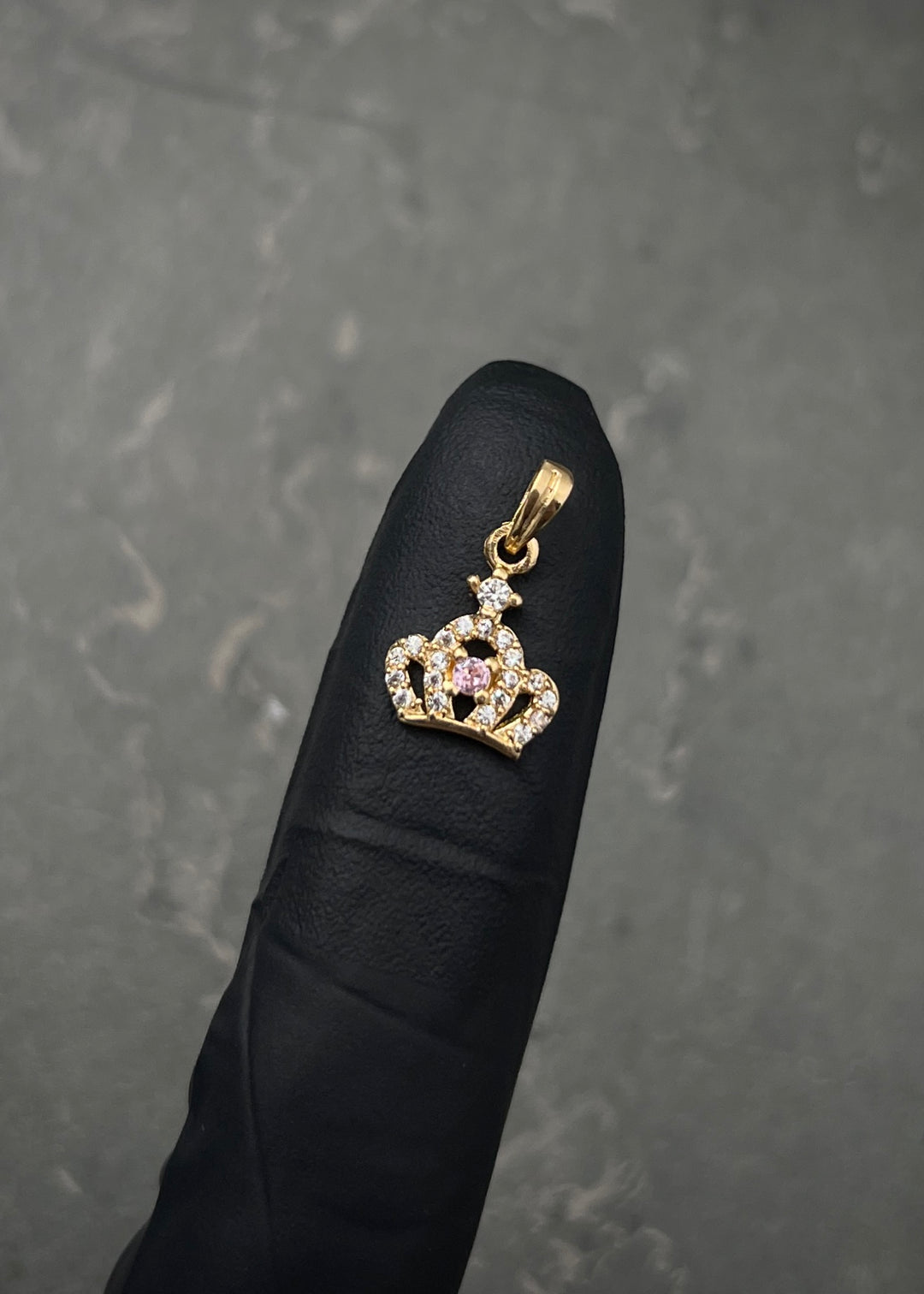 Dije corona con swarovski rosado y blanco 0.8gr / Largo 1.5cm — Oro Amarillo