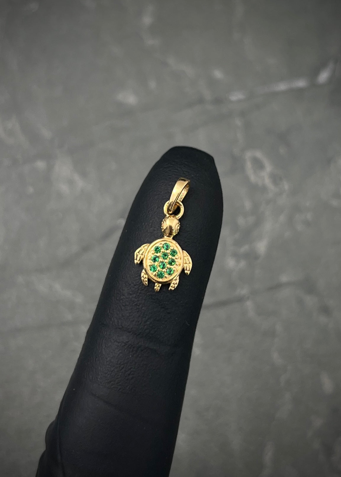 Dije tortuga con swarovski verde 0.55gr / Largo 1.5cm / Oro Amarillo Nac P