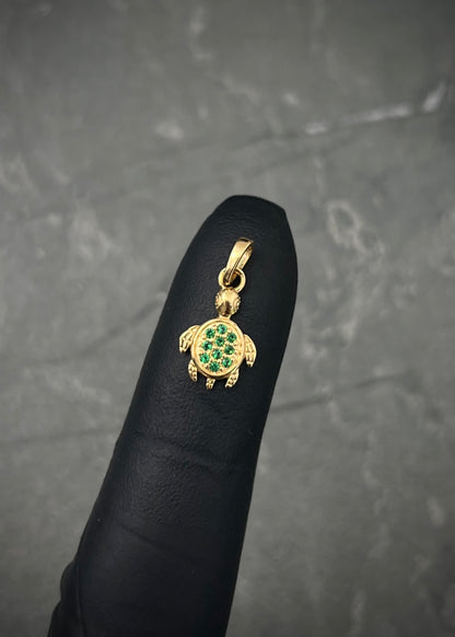 Dije tortuga con swarovski verde 0.55gr / Largo 1.5cm / Oro Amarillo Nac P