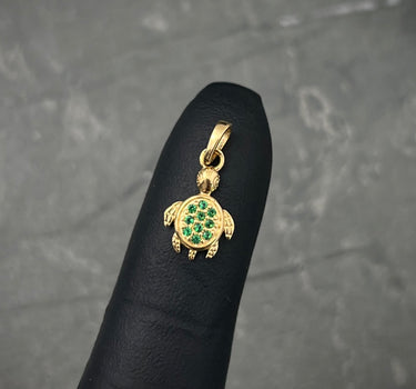 Dije tortuga con swarovski verde 0.55gr / Largo 1.5cm / Oro Amarillo Nac P