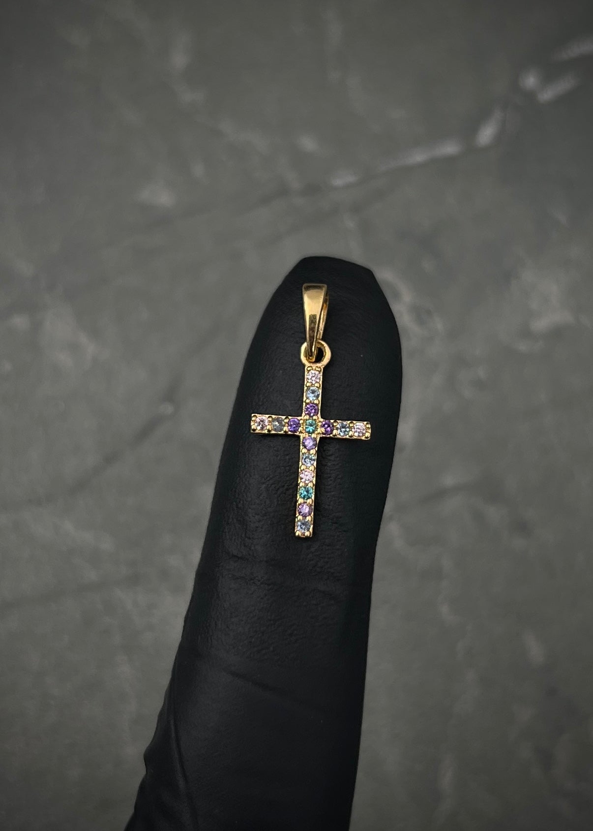 Dije cruz con swarovski verde y morado 0.6gr / Largo 2.1cm / Oro Amarillo Nac B