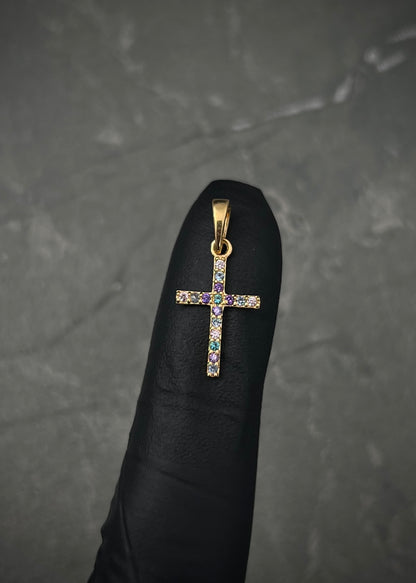Dije cruz con swarovski verde y morado 0.6gr / Largo 2.1cm / Oro Amarillo Nac B