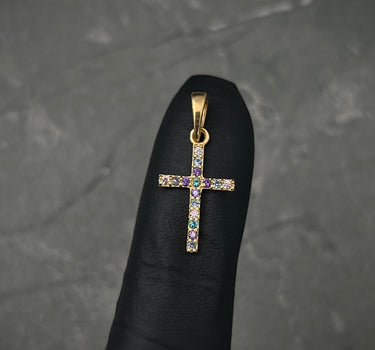 Dije cruz con swarovski verde y morado 0.6gr / Largo 2.1cm / Oro Amarillo Nac B