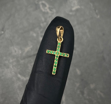 Dije cruz con swarovski verde 0.6gr / Largo 2.1cm / Oro Amarillo Nac B
