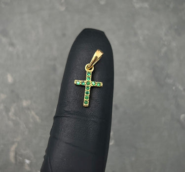 Dije cruz con swarovski verde 0.6gr / Largo 1.7cm / Oro Amarillo Nac B