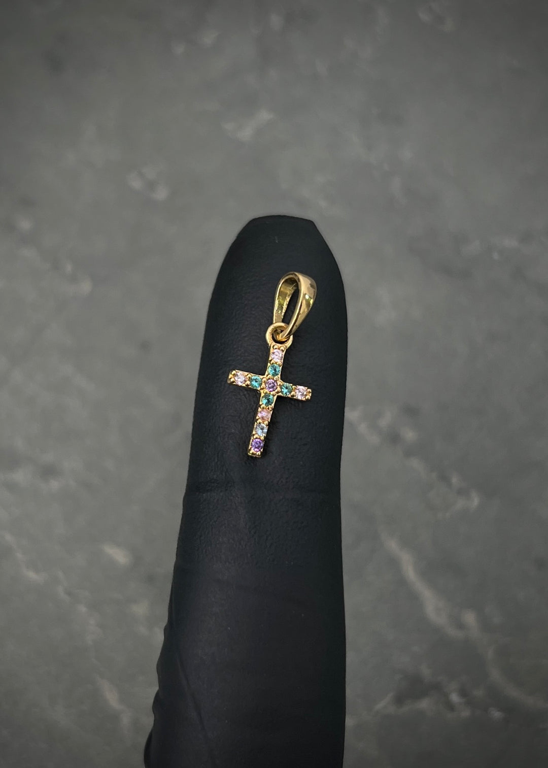 Dije cruz con swarovski morado y verde 0.6gr / Largo 1.7cm — Oro Amarillo