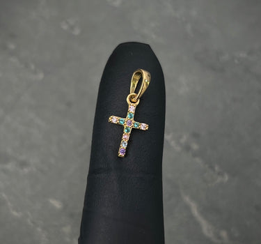 Dije cruz con swarovski morado y verde 0.6gr / Largo 1.7cm / Oro Amarillo Nac B