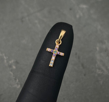 Dije cruz con swarovski verde y morado 0.6gr / Largo 1.7cm / Oro Amarillo Nac B