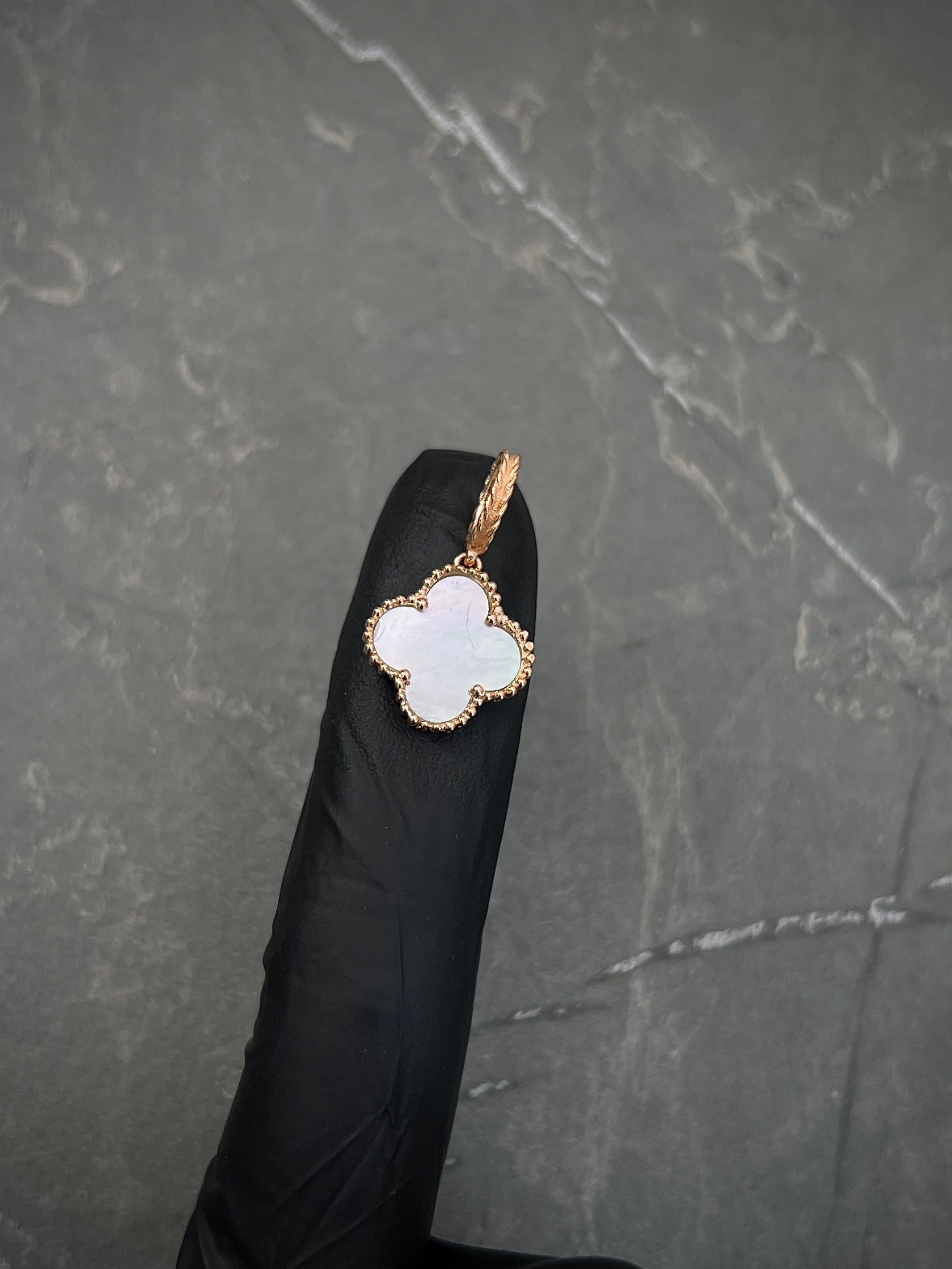 Dije lucky clover piedra blanca 1.9gr / 2.4cm / Oro Rosado lucky B