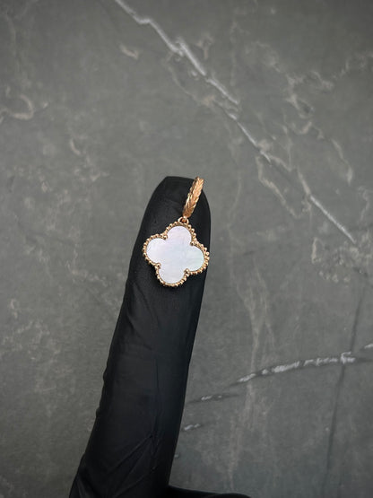 Dije lucky clover piedra blanca 1.9gr / 2.4cm / Oro Rosado lucky B