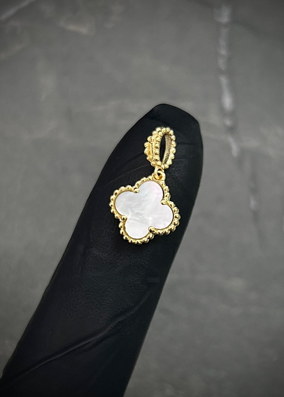 Dije Lucky Clover Piedra Blanca 0.9gr / 1.6cm / 9.6mm — Oro Amarillo