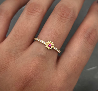 Anillo de flor con swarovski fucsia y blanco 1.6gr / Oro Amarillo Nac M