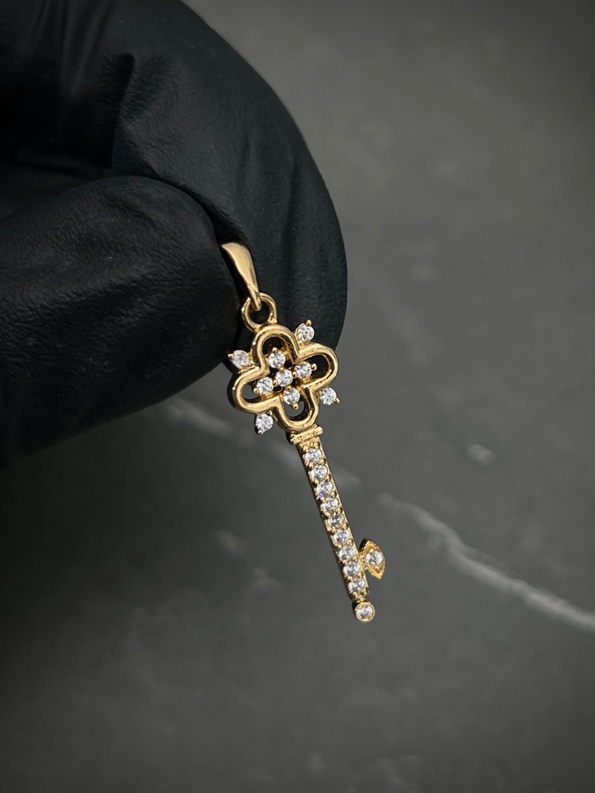 Dije de llave con swarovski blanco 1.7gr / 3.2cm / Oro Amarillo Nac B