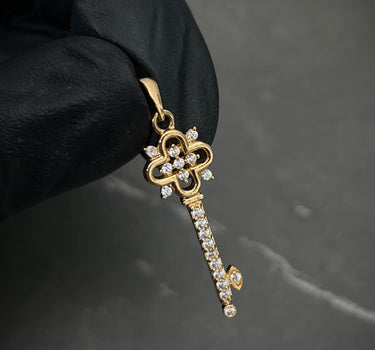 Dije de llave con swarovski blanco 1.7gr / 3.2cm / Oro Amarillo Nac B