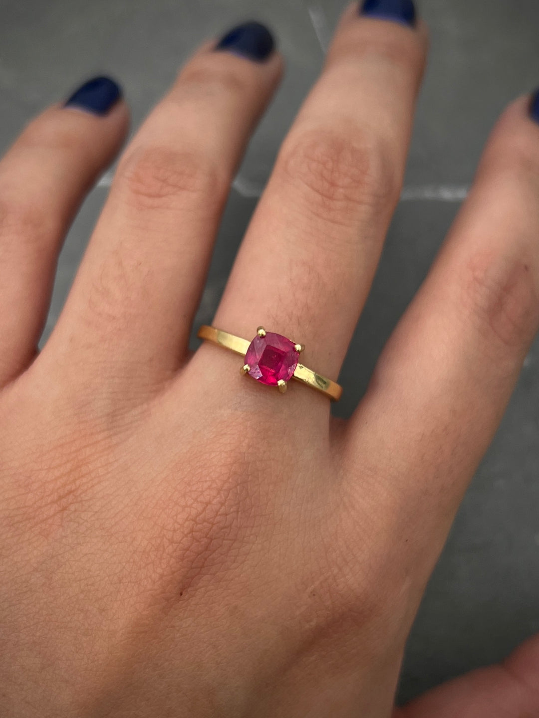 Solitario Con 173Pts De Rubies 2.85gr Talla 6 1/2 Oro Amarillo — Oro Amarillo