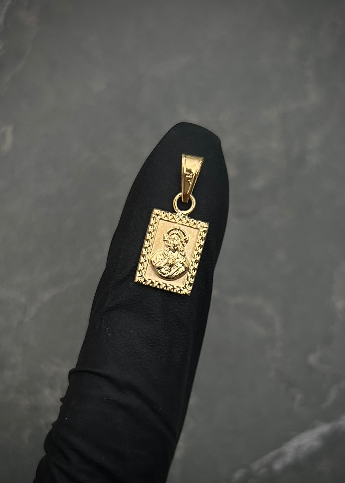 Dije corazon de jesus y virgen del carmen 0.5gr / Largo 1.8cm / Oro Amarillo Nac B