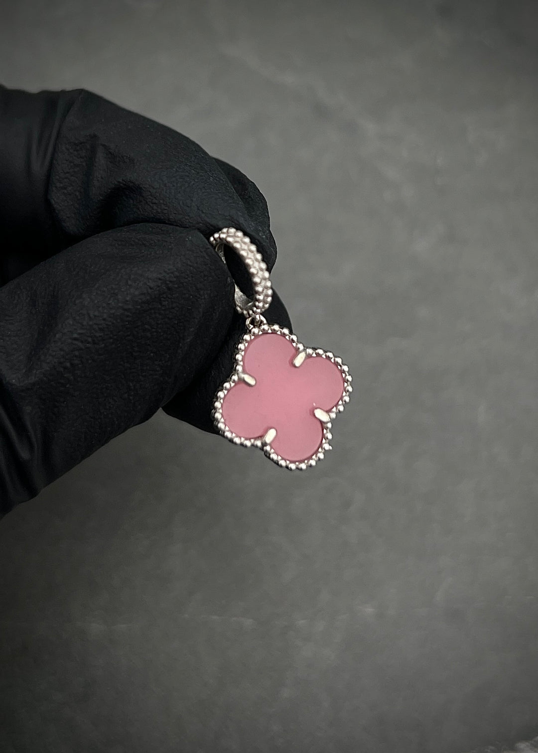 Dije Lucky Clover Con Piedra Rosada 1.8gr / Largo 2.4cm — Oro Blanco