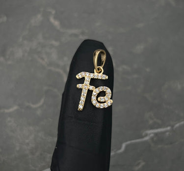 Dije fe con swarovski blanco 1.4gr / Largo 2cm / Oro Amarillo Nac M