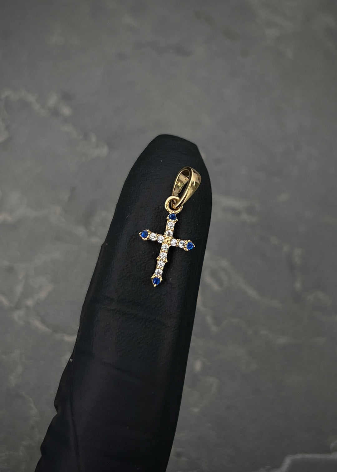 Dije cruz con swarovski azul y blanco 0.5gr / Largo 1.7cm — Oro Amarillo