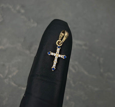 Dije cruz con swarovski azul y blanco 0.5gr / Largo 1.7cm / Oro Amarillo Nac M