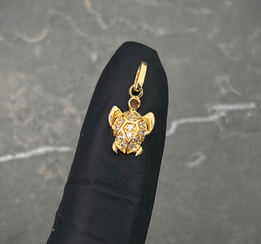 Dije tortuga con swarovski blanco 0.8gr / Largo 1.6cm / Oro Amarillo Nac M